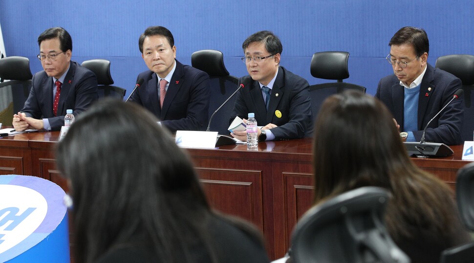 김성환 더불어민주당 정책위의장(오른쪽 둘째)이 4일 오전 국회 의원회관에서 열린 정부조직법 관련 ‘여야 3+3 정책 협의체’에서 발언하고 있다. 김봉규 선임기자 bong9@hani.co.kr