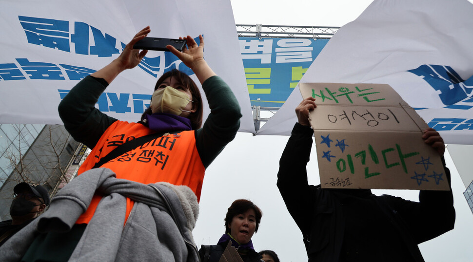 2023년 3.8세계여성의날 정신계승 전국노동자대회가 열린 8일 오후 서울 종로구 보신각에서 참가자들이 대학로를 향해 행진하다 ‘차별의 벽’을 통과하고 있다. 김혜윤 기자 unique@hani.co.kr