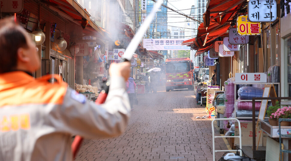 지난 4월 서울 강남구 영동전통시장에서 진행된 전통시장 화재 대응 훈련에서 강남소방서 소속 소방차가 골목길로 진입하고 있다. 연합뉴스