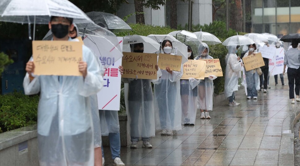 대학생들이 24일 오전 서울 종로구 옛 주한일본대사관 앞 평화의 소녀상 주변에서 일본군 위안부 문제 해결 촉구 수요시위 모욕 및 방해 중단을 요구하는 1인 시위를 하고 있다. 박종식 기자