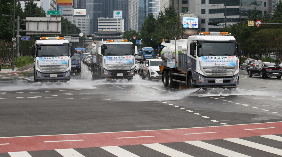 28일 오후 서울 중구 세종대로에서 살수차들이 도심 온도 낮추기를 위해 물청소를 하고 있다. 서울시는 폭염특보 속 불볕더위가 계속되자 살수차를 추가 투입해 하루 3~4회 물청소를 실시한다고 밝혔다. 백소아 기자 thanks@hani.co.kr