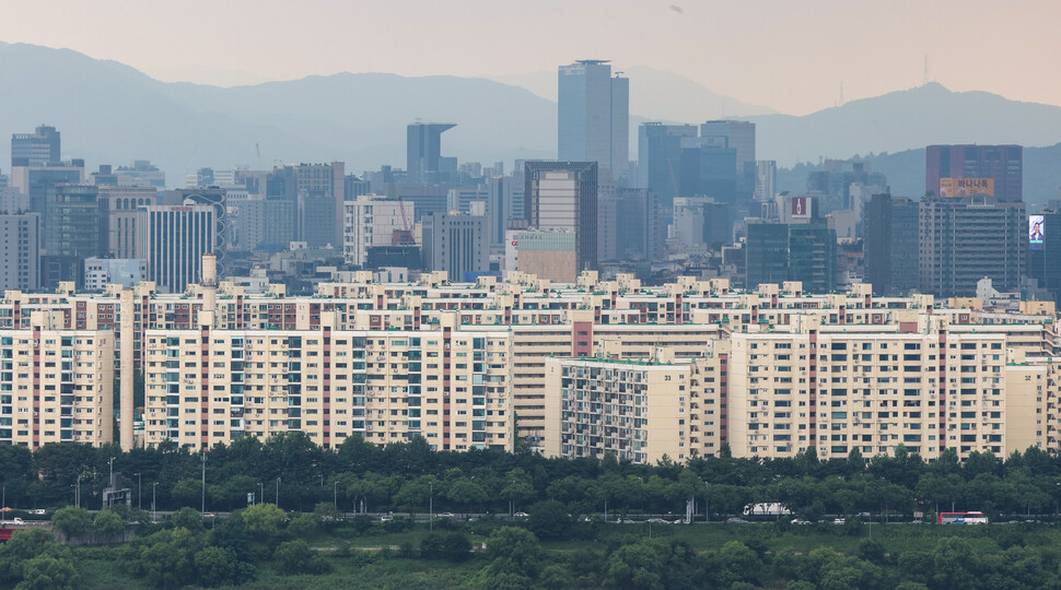 서울에서 집값이 제일 비싼 지역인 강남구의 대표 단지 압구정 현대아파트에서도 매매가 하락 사례가 등장했다. 사진은 11일 서울 응봉산에서 바라본 압구정 현대아파트 모습. 연합뉴스