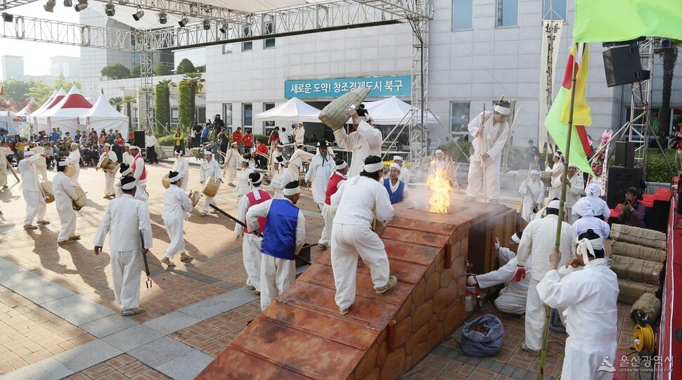 ‘울산쇠부리소리’를 바탕으로 한 민속놀이 축제인 ‘울산쇠부리축제’ 장면. 울산시 제공