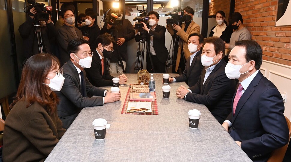 국민의힘 오세훈 서울시장 후보와 국민의당 안철수 서울시장 후보 단일화 실무협상을 위해 9일 서울 여의도 한 카페에서 국민의힘 정양석 사무총장(오른쪽 가운데)과 국민의당 이태규 사무총장(왼쪽 가운데) 등 양당 실무협상단이 첫 상견례를 하고 있다. 연합뉴스