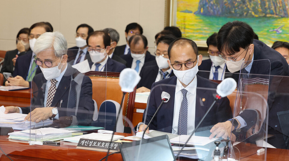 정해구 경제인문사회연구회 이사장과 고학수 개인정보보호위원회 위원장이 14일 국회에서 열린 정무위원회 개인정보보호위원회에 관한 국정감사에서 감사 준비를 하고 있다. 공동취재사진