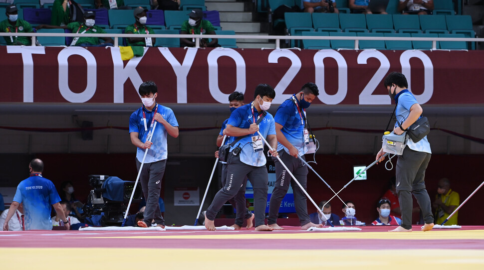 25일 2020 도쿄올림픽 유도 경기가 펼쳐진 일본 지요다구 일본부도칸(무도관)에서 조직위 의료 관계자들이 세정액으로 경기 매트를 닦으며 소독하고 있다. 도쿄/올림픽사진공동취재단