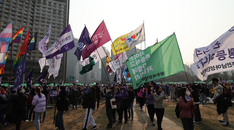 4일 오후 서울 시청앞 서울광장에서 열린 한국여성대회에서 참가단체 깃발이 들어오고 있다.강창광 선임기자