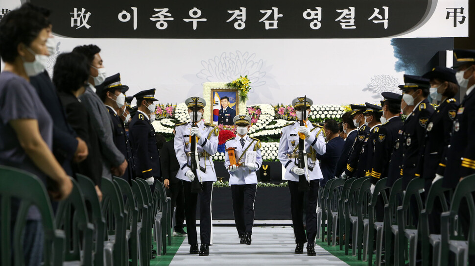 춘천 의암호 선박 전복 사고로 순직한 고 이종우 경감의 영결식이 12일 유족 등의 참석 속에 열렸다.