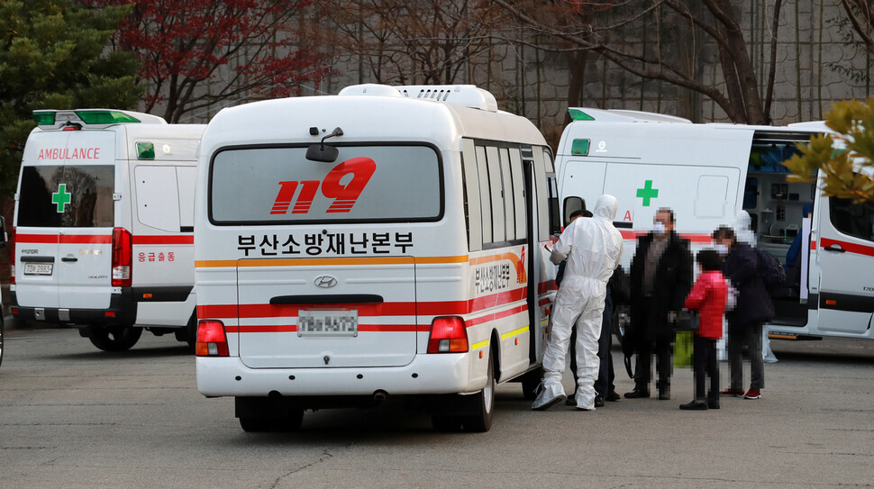 1일 오후 부산 연제구 한 주차장에서 코로나19 환자들이 대구 동산병원으로 이송되고 있다. 연합뉴스