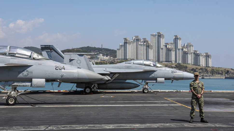 28일 부산 작전기지에 입항한 미국 핵 추진 항공모함 니미츠(CVN-68) 갑판에 F/A-18 전투공격기를 비롯한 항공기들이 서 있다. 사진공동취재단