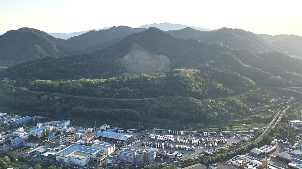 경남 창원시 팔룡산 기슭에 있는 미군 전용 사격훈련장이 지난 3월부터 벌목을 하는 등 시설개선 공사를 하면서 훤히 드러나 있다. 더불어민주당 경남도당 제공