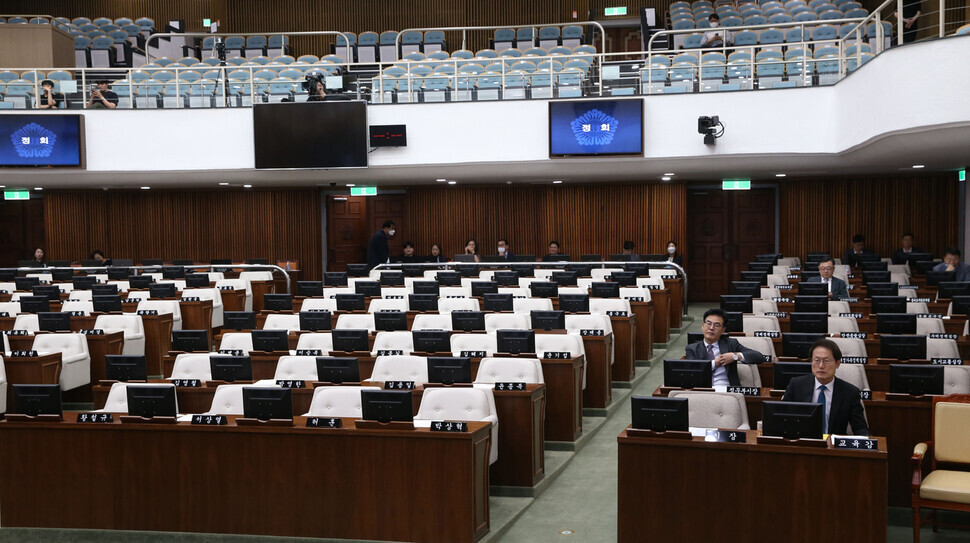 12일 개회한 서울시의회 정례회에서 조희연 서울시교육감의 시정연설 내용에 대한 국민의힘 쪽의 문제 제기로 장시간 정회가 이어지고 있다. 사진은 정회 중 자리에 앉아 있는 조희연 교육감. 서울시교육청 제공