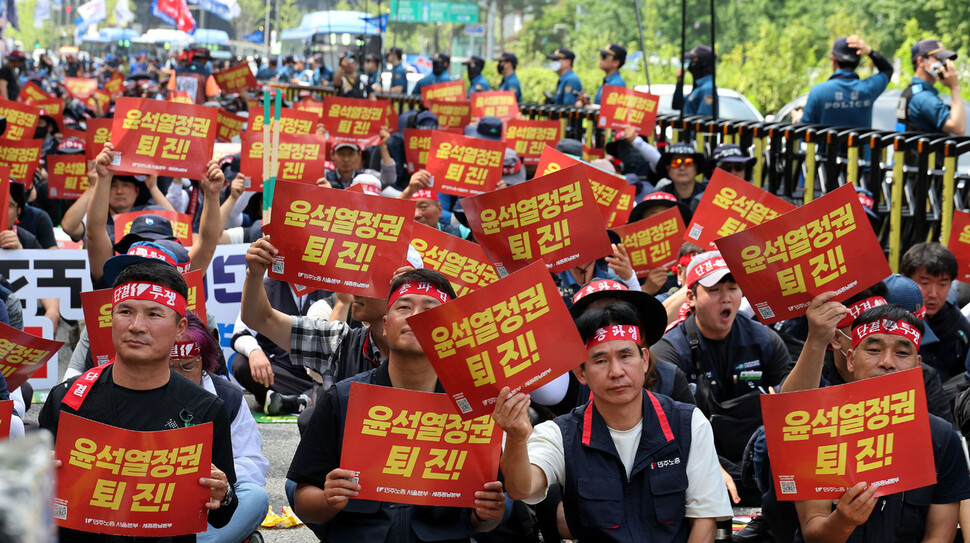 지난 5일 민주노총 조합원들이 총파업 승리 결의대회에서 윤석열정권 퇴진 손팻말을 들고 있다. 김경호 선임기자