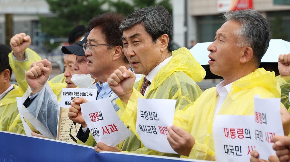 여천홍범도장군기념사업회와 신흥무관학교기념사업회, 우당이회영기념사업회, 카자흐스탄 독립운동가후손청년회, 시민모임 독립 관계자들이 30일 오후 서울 용산 대통령실 앞에서 기자회견을 열어 홍범도 장군 등 항일독립전쟁 5영웅 흉상 철거 계획 백지화 및 책임자 처벌을 요구하고 있다. 우당 이회영 선생의 손자인 이종걸 전 더불어민주당 의원(오른쪽 둘째)이 흉상 철거 계획 백지화를 요구하는 구호를 외치고 있다. 김정효 기자 hyopd@hani.co.kr