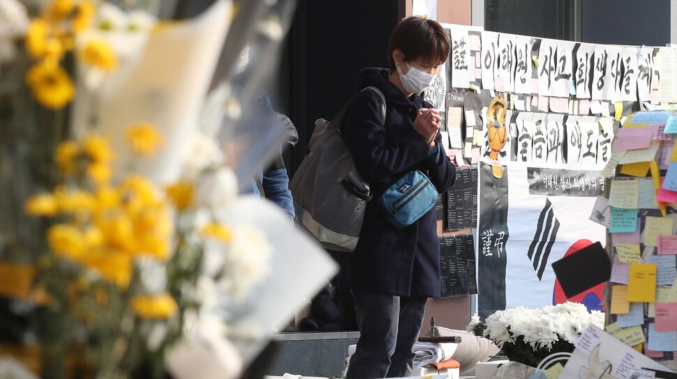 8일 오전 서울 용산구 이태원역 1번 출구 앞을 찾은 추모객들이 이태원 참사 희생자들의 죽음을 애도하고 있다. 신소영 기자 viator@hani.co.kr