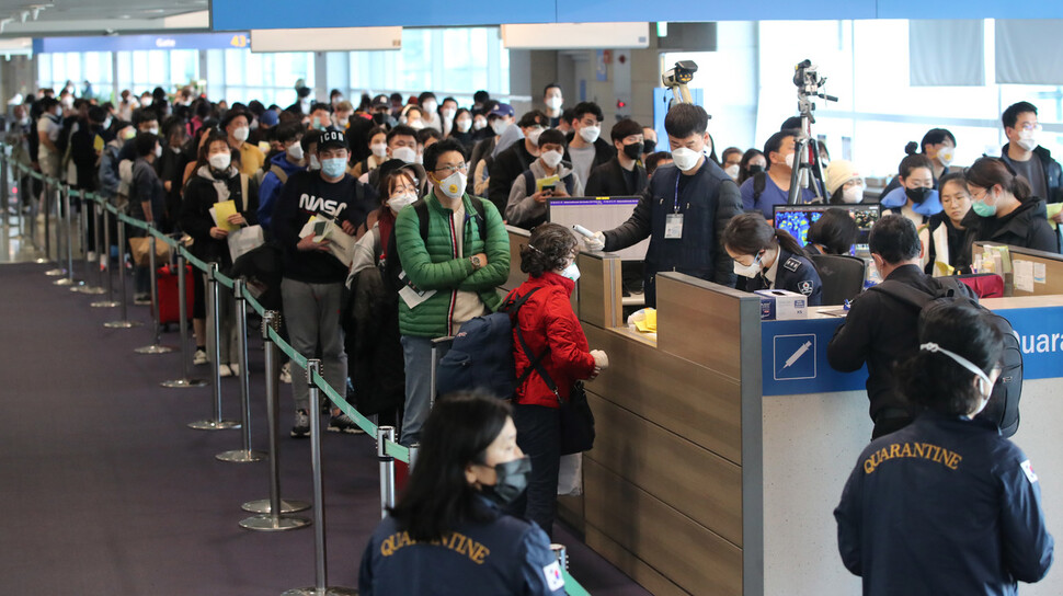 코로나19 확산을 막기 위해 모든 입국자에 대해 특별입국절차를 시작한 19일 인천국제공항 제1터미널에 입국한 독일 프랑크푸르트발 비행기 승객들이 입국절차를 밟고 있다. 인천공항/공항사진기자단