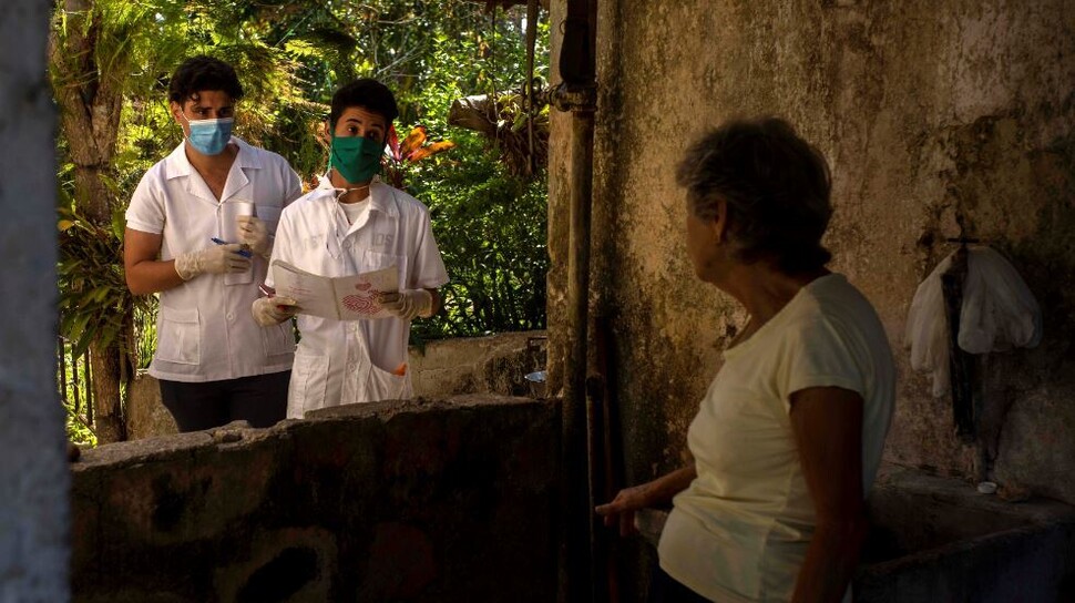 지난 5월 쿠바 의대생들이 쿠바 북부에 위치한 산호세데라스라하스에서 주민을 방문해 ‘코로나19 문진’을 하는 모습. AP 연합뉴스