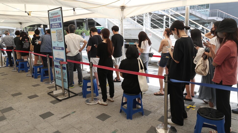 19일 오후 서울 마포구 보건소 선별진료소에서 시민들이 검사를 받으려 기다리고 있다. 강창광 선임기자 chang@hani.co.kr