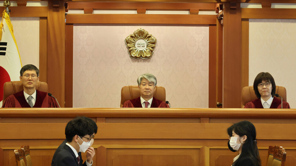 문형배(왼쪽부터), 이종석, 이미선 헌법재판관이 18일 오후 서울 종로구 헌법재판소 소심판정에서 열린 이상민 행정안전부 장관 탄핵 사건에 대한 2회 변론준비기일에 재석해 있다. 연합뉴스