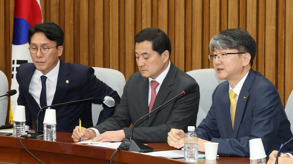 여야 3당 정책위 의장이 21일 오전 서울 여의도 국회에서 전세사기 대책 마련을 위해 회동했다. 왼쪽부터 더불어민주당 김민석 정책위의장, 국민의힘 박대출 정책위의장, 정의당 김용신 정책위의장. 연합뉴스