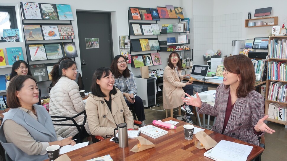 한미화 평론가는 “우리 아이 이렇게 독서영재로 키웠다, 우리 아이 이렇게 책 읽혀서 하버드 보냈다 같은 책들이 많은데 실은 그런 방법이 ‘우리 아이’에겐 안 맞는 경우도 많고 심지어 아이로 하여금 책을 더 싫어하게 만들 수도 있다”고 말했다.