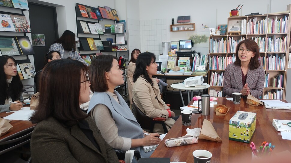 “가장 중요한 건 아이가 책을 혼자 읽는 것도, 많이 읽는 것도, 스스로 독후활동을 하는 것도 아닌, ‘책 읽기가 재미있다’는 걸 느끼게 하는 것”이라고 한미화 평론가는 말했다.