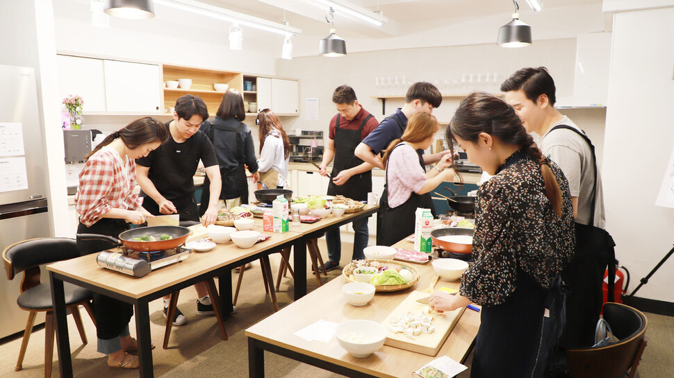 지난달 21일 서울시 금천구 청년활동공간 청춘삘딩에서 평소 혼자 밥 먹는 젊은이들이 모여 함께 저녁식사를 만들어 먹는 ‘대대식당’ 프로그램에서 소셜다이닝을 하고 있다. 청춘삘딩 제공