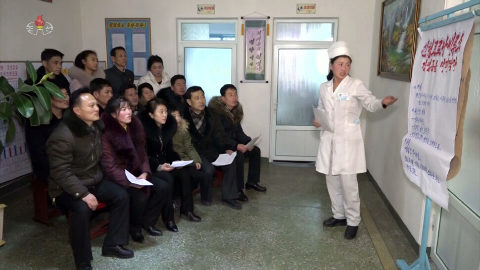 <b>북한TV, 코로나 증상·예방대책 소개 </b><br>북한 조선중앙TV는 30일 ''생명을 위협하는 신형코로나비루스'' 제목의 보도에서 코로나바이러스 주변국 발병 동향과 증상, 예방대책 등을 소개했다. 주민을 대상으로 바이러스의 증상과 예방대책을 교육하고 있다. 연합뉴스 <b>북한TV, 코로나 증상·예방대책 소개 </b><br>북한 조선중앙TV는 30일 ''생명을 위협하는 신형코로나비루스'' 제목의 보도에서 코로나바이러스 주변국 발병 동향과 증상, 예방대책 등을 소개했다. 주민을 대상으로 바이러스의 증상과 예방대책을 교육하고 있다. 연합뉴스