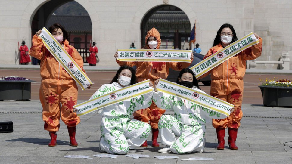 30일 오전 서울 종로구 광화문광장에서 환경보건시민센터 활동가들이 코로나 19 예방노래 공연을 열고 있다. 김혜윤 기자