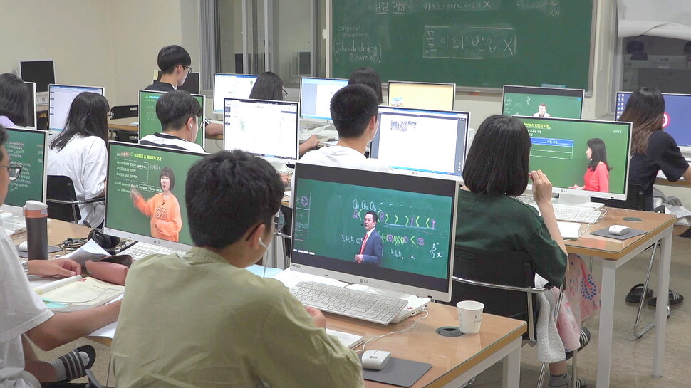 화천군은 서울 학원 수준의 교육 지원을 위해 방과 후 기숙사와 같은 개념인 화천학습관을 운영하고 있다. 화천학습관에서 공부하는 모습. 화천군 제공