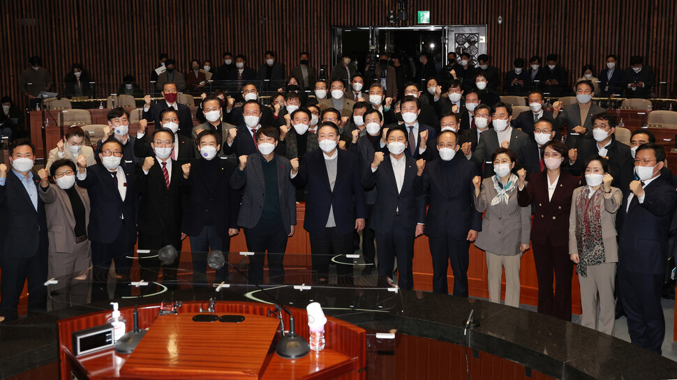 국민의힘 윤석열 대선 후보와 이준석 대표가 6일 저녁 국회에서 의원총회를 마친 뒤 의원들과 대선 승리를 다짐하고 있다. 공동취재사진