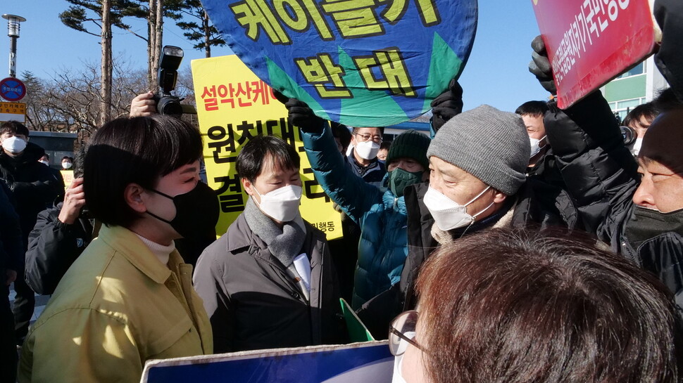 국민권익위원회가 18일 양양군청에서 강원도와 양양군, 원주지방환경청, 국립공원공단, 주민 대표 등이 참석한 가운데 ‘설악산케이블카 집단민원 이해관계자 간담회’를 열었다. 전현희 위원장이 환경단체 등의 의견을 듣는 모습. 국민권익위 제공