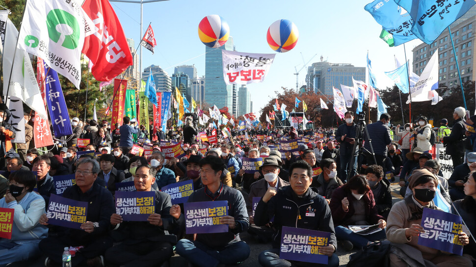 16일 오후 서울 여의도 국민은행 앞에서 열린 전국농민대회에서 참가자들이 양곡관리법 전면개정 등을 촉구하며 구호를 외치고 있다. 김경호 선임기자 jijae@hani.co.kr