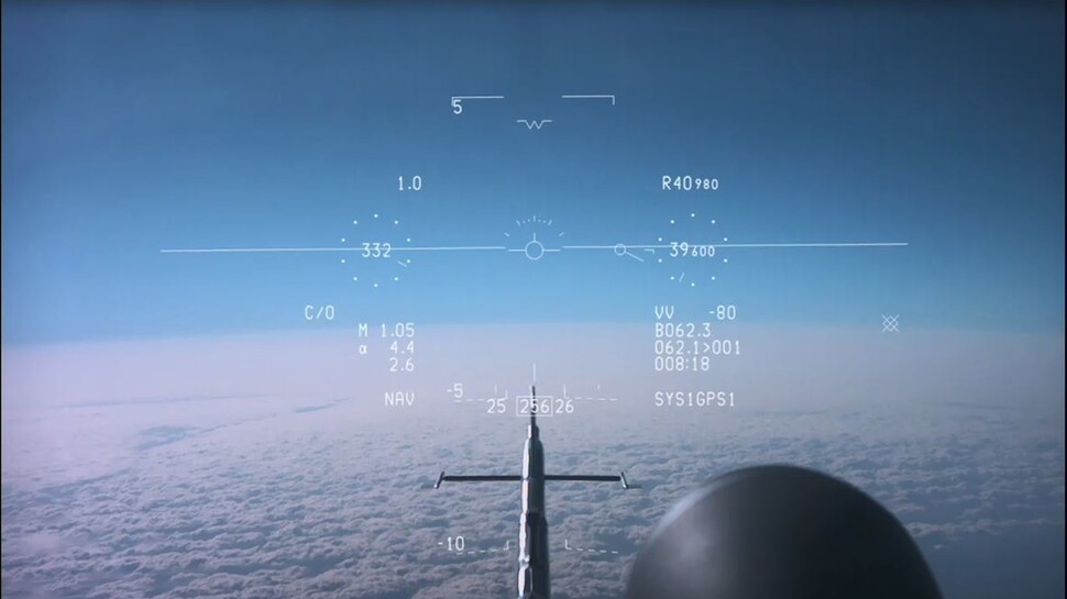 KF-21 조종사의 헤드업 디스플레이(HUD)에 표시된 마하 1.05 돌파 순간 모습.(왼쪽 중간 아래 ‘M 1.05’ 글씨) 방위사업청 제공