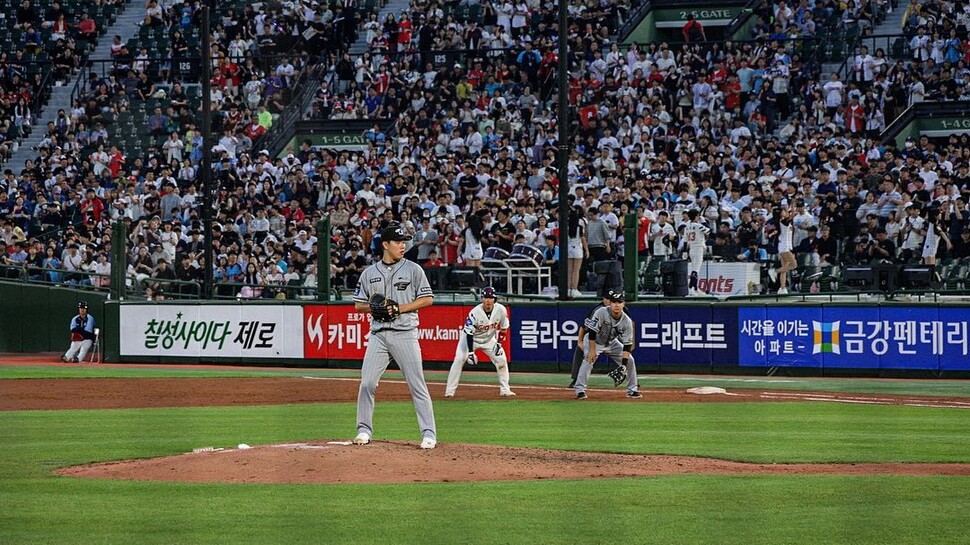 프로야구 한화이글스가 선전하면서 연고 지역 충청이 들썩인다. 18년 만에 8연승을 한 한화는 중위권 도약을 꿈꾼다. 한화이글스 누리집 내려받음