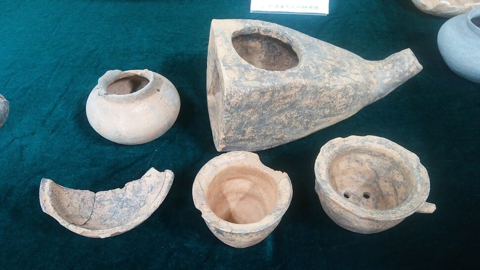 이른바 ‘미니어처 토기’로도 불리는 작은 크기의 토제품들. 부뚜막이나 여러 항아리 모양을 축소시켜 만든 것으로 망자가 내세 생전과 같이 생활하기를 기원하며 넣는 명기에 해당한다. 이런 소형 명기를 넣는 것은 당대 중국 동진과 남북조의 장례 풍속이다.
