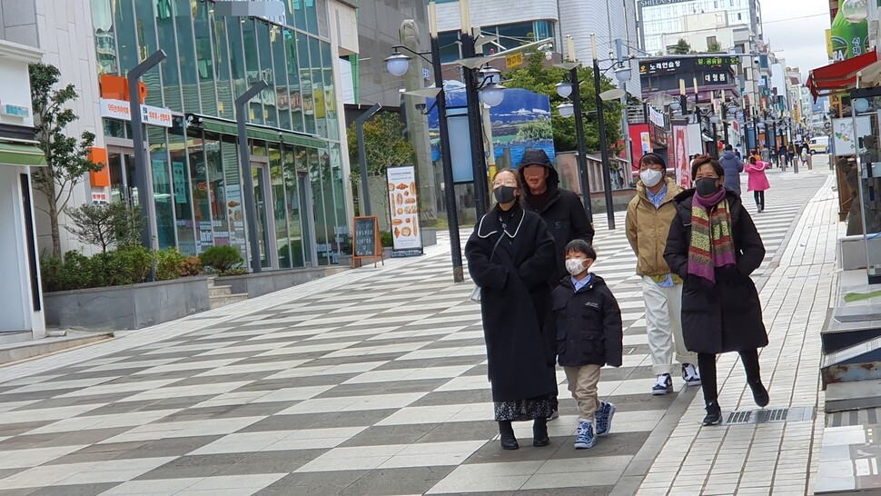 중국인 관광객들이 마스크를 쓰고 29일 한산한 제주시 연동 누웨모루 거리를 걷고 있다.