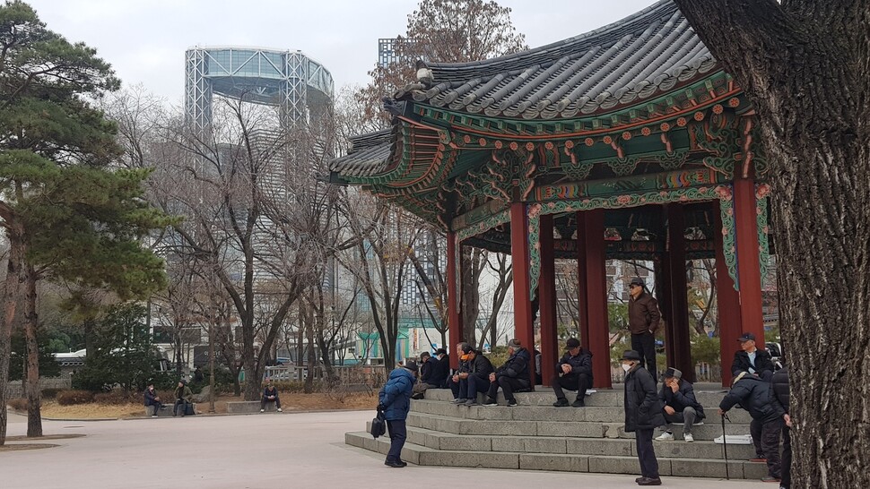 15일 서울 종로구 탑골공원에 노인들이 삼삼오오 모여 있다. 황금비 기자