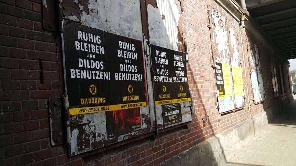 독일 베를린 도심에서는 공연장들이 문을 닫으면서 공연 포스터가 떼어지고 그 자리에 ‘집에 머무세요, 그리고 딜도를 사용하세요’라는 포스터가 붙었다.