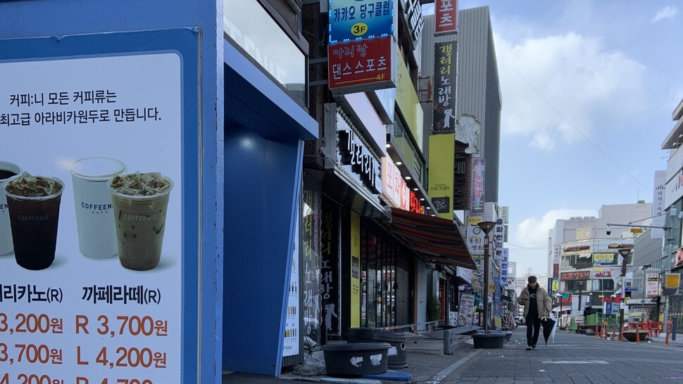 대전에서 코로나19 첫 확진자가 발생한 지난 2월 주말 인적이 끊긴 대흥동 거리 모습. 대전시는 코로나19로 어려움을 겪는 소상공인 등을 돕기 위해 착한 임대인과 확진자·격리자에게 감세 혜택을 준다. 송인걸 기자 대전에서 코로나19 첫 확진자가 발생한 지난 2월 주말 인적이 끊긴 대흥동 거리 모습. 대전시는 코로나19로 어려움을 겪는 소상공인 등을 돕기 위해 착한 임대인과 확진자·격리자에게 감세 혜택을 준다. 송인걸 기자