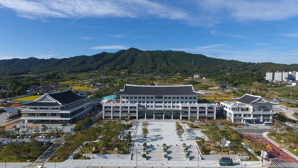 경북 예천군에서 코로나19가 확산추세를 보여 방역당국이 확산방지에 안간힘을 쏟고 있다. 사진은 경북 예천군 예천읍에 자리 잡은 예천군청. 예천군 제공