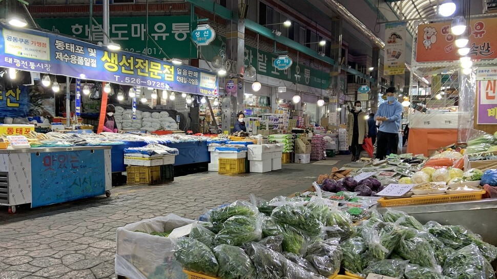 대전시가 자본 역외유출을 막고 지역의 소상공인과 자영업자를 지원하기 위해 출시하는 지역화폐 이름이 온통대전으로 확정됐다.