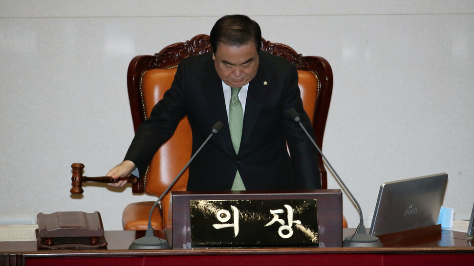 문희상 국회의장이 29일 국회에서 열린 제2차 본회의에서 개의를 선언하고 있다. 연합뉴스