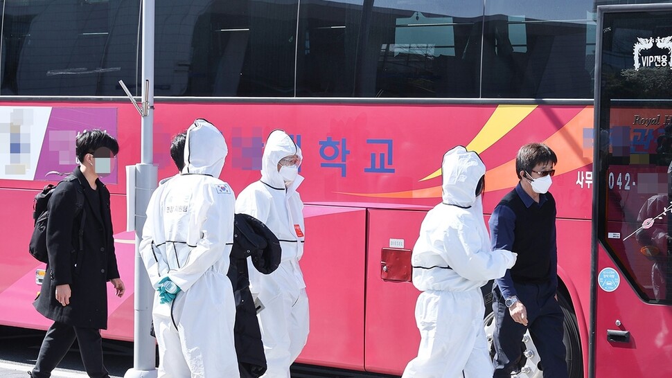 대전시가 해외 입국자들을 격리시설로 운행하는 버스로 안내하고 있다. 대전시 제공