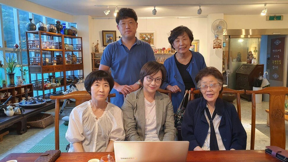3일 오전 11시 대구의 한 찻집에서 여성인권운동가인 이용수 할머니와 일본군 ‘위안부’ 피해자 운동단체 활동가들이 만났다. 오른쪽 아래부터 시계 방향으로 이 할머니, 이나영 정의기억연대 이사장, 송도자 ‘일본군 위안부 할머니와 함께하는 통영·거제 시민모임’ 대표, 서혁수 ‘정신대할머니와 함께 하는 시민모임’ 대표, 이경희 ‘일본군 위안부 할머니와 함께하는 마창진시민모임’ 대표. 정의기억연대 제공.