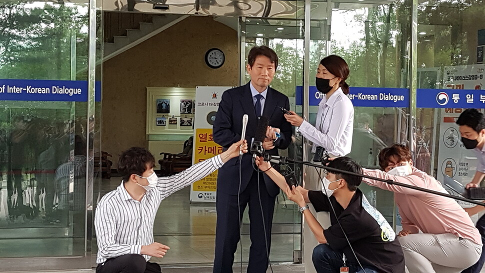 이인영 통일부 장관 내정자가 6일 오전 서울 종로구 남북회담본부에서 첫 약식 기자회견을 하고 있다. 이제훈 기자