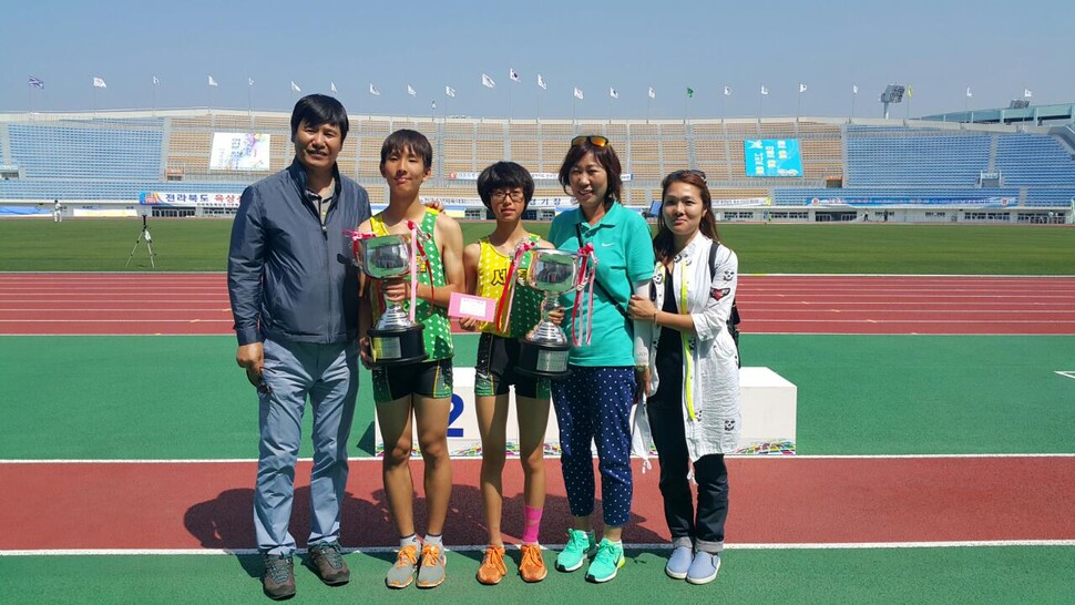 서울 염창초 코치: 2015년 제주에서 열린 육상연맹 주최 대회에서 최우수상을 받은 두 제자 등과 함께. 오른쪽 둘째.