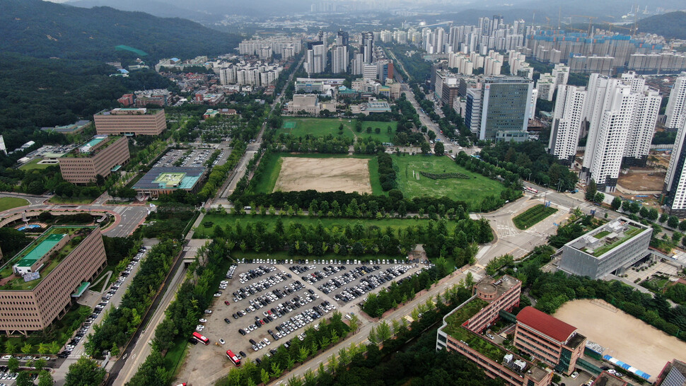 정부가 지난 4일 수도권 주택공급 확대 방안을 발표했다. 사진은 주택공급방안 지역 중에 하나인 정부과천청사 주변 정부 소유 유휴 부지. 과천/김명진 기자 littleprince@hani.co.kr