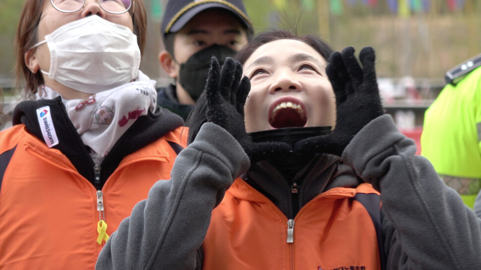 경북 김천 한국도로공사 본사 농성장 안의 조합원들이 밖으로 나와서 도로공사 사장실을 향해 “(이)강래야 학교 가자!”를 외치고 있다. 영화 &lt;보라보라&gt; 중에서