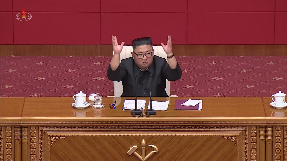 김정은 국무위원장이 13일 조선노동당 중앙위원회 7기16차 정치국회의를 주재하는 모습. <조선중앙텔레비전> 화면 갈무리, 연합뉴스